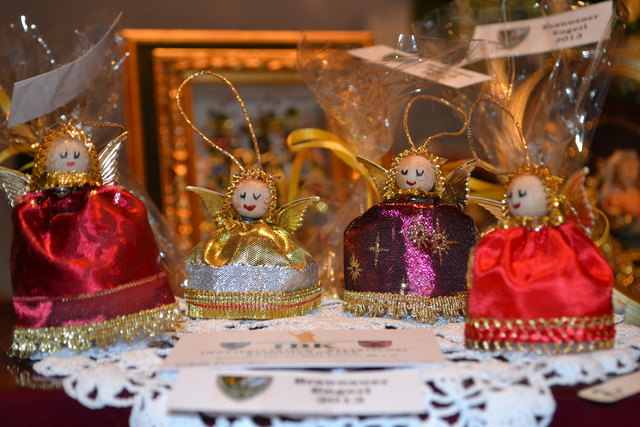 Braunauer Engerl mit neuem Gewand von Edith Paischer.