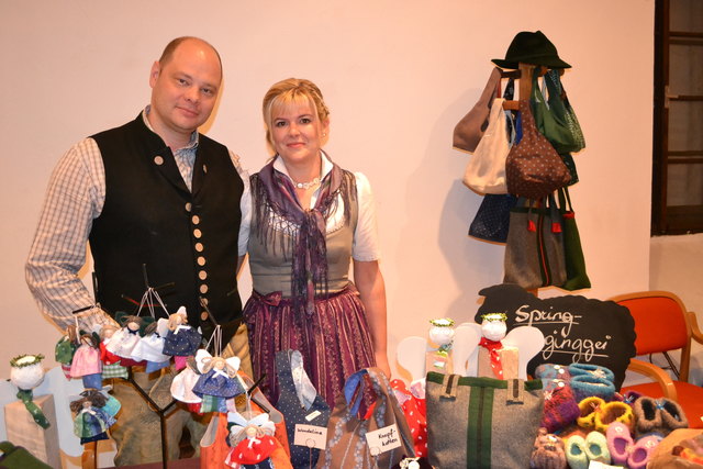 Das Ehepaar Jürgen und Sandra Schumacher aus Moosdorf stellte liebevoll gefertigte Produkte wie Dirndln, Taschen und Duftsackerl aus.