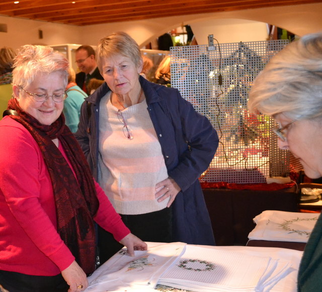 Tischdecken mit aufwändigem Gräserdruck.