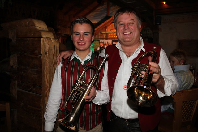 Den Auftakt beim Weihnachtskonzert bildeten Patrick und Jakob Teufl mit weihnachtlichen Weisen.