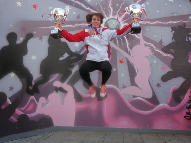Nicole Trimmel - 2 Pokale - World Champion 2013 und Best Fighter | Foto: Trimmel