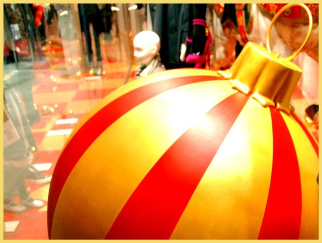 eine riesige Christbaumkugl