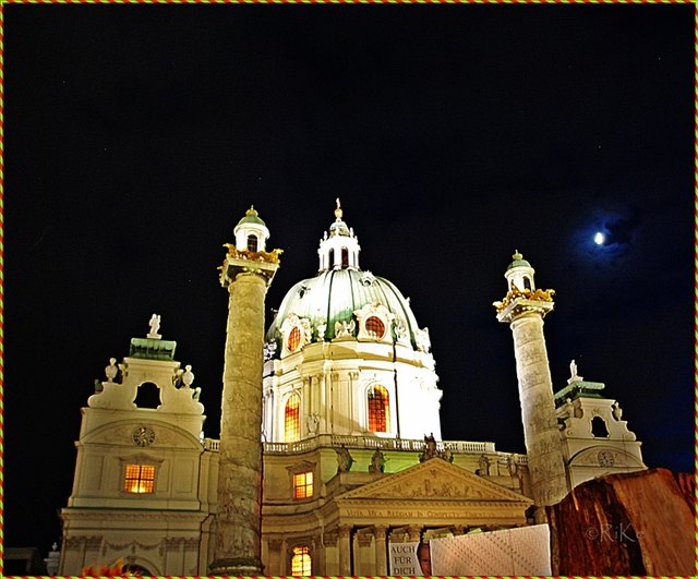 Karlskirche und Mond