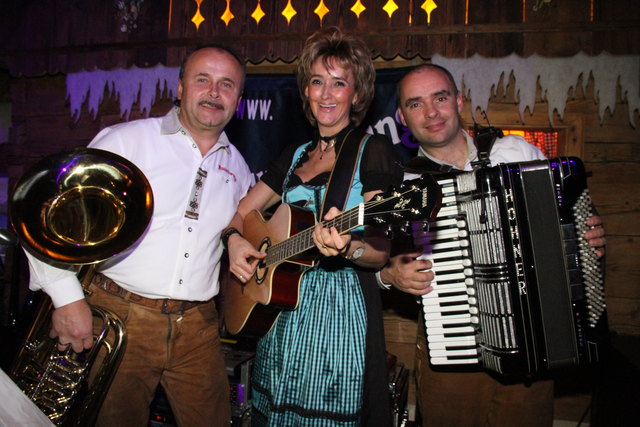 Ein außergewöhnliches Konzert organisierte beim Greischbergerhof das "Trio Musischwung" mit Toni und Marianne Schwaighofer und Tom Eisen.