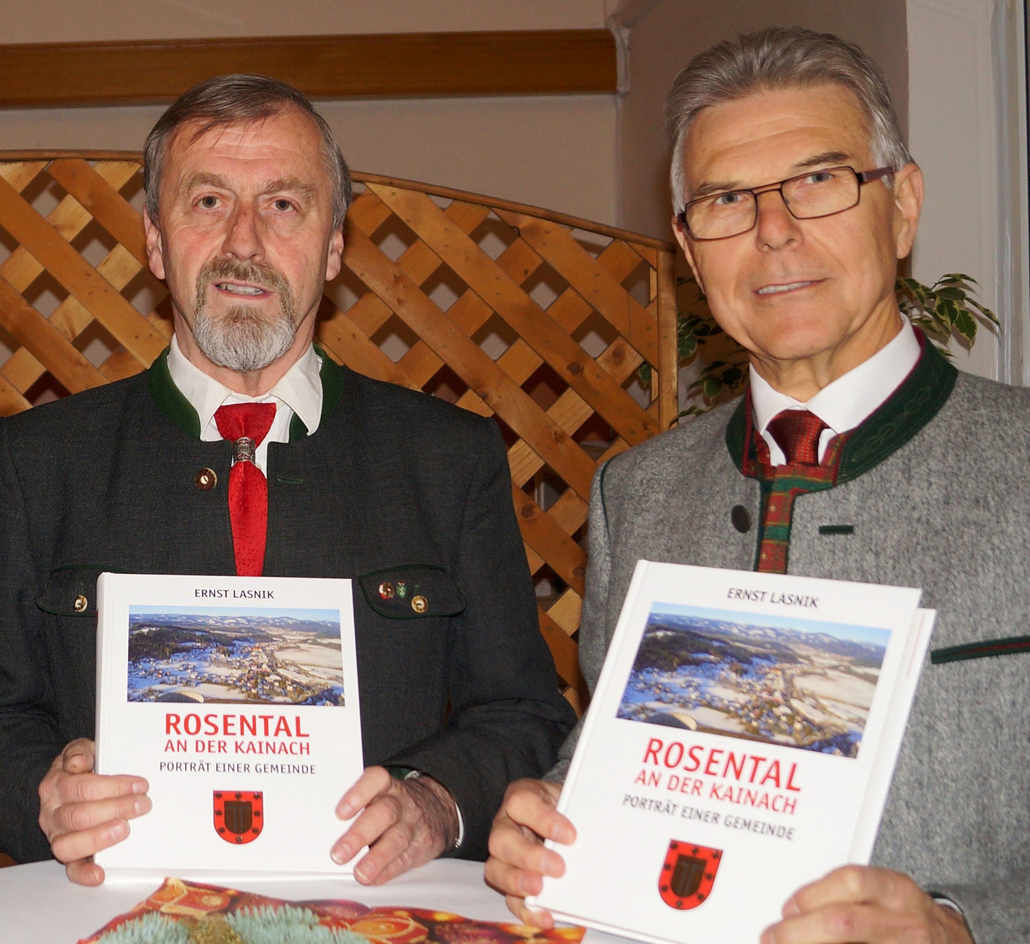 Prof. Dr. Ernst Lasnik präsentierte seine neueste Chronik Der Bezirk Voitsberg Buch von Ernst R. Lasnik