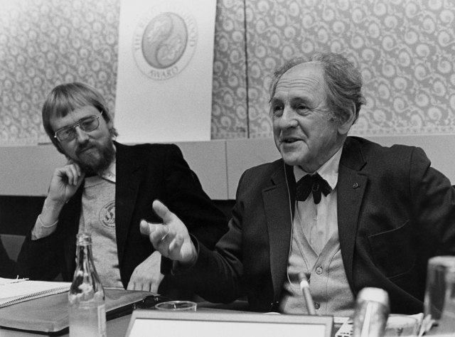 Am 9.12.1983 erhielt Leopold Kohr als erster Österreicher in Stockholm/Schweden den Alternativen Nobelpreis von Jakob von Uexküll (links) überreicht. | Foto: Right Livelihood Award/Leopold Kohr-Akademie