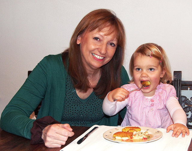 VP-Obfrau Elisabeth Mayer und Clara freuen sich über die Verbesserungen beim Kindergarten-Essen.