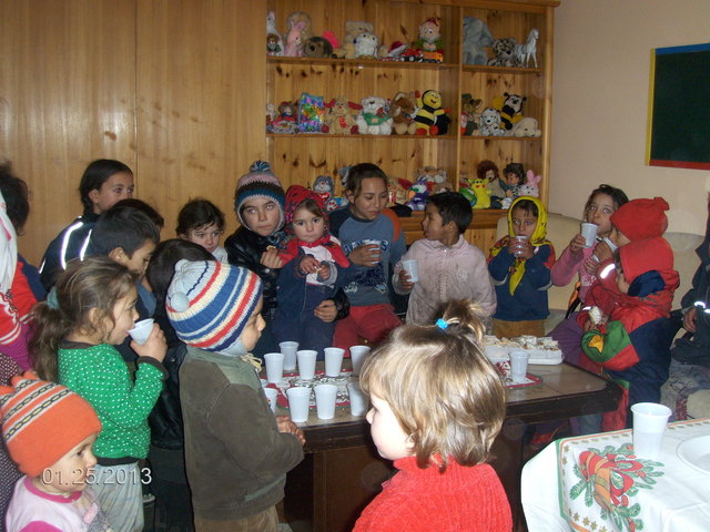 Kinder freuen sich über Spielsachen in der neu eingerichteten Schule.