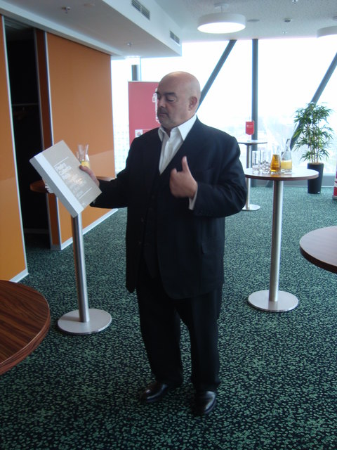 Pedro Cabrita Reis vereint in seiner neuen Arbeit die einfärbige weiße und orange Wandmalerei mit Lichtelementen und verbindet zwei U-Bahnstationen und zwei Bezirke.