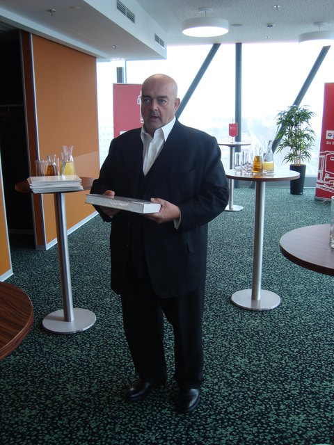 Pedro Cabrita Reis vereint in seiner neuen Arbeit die einfärbige weiße und orange Wandmalerei mit Lichtelementen und verbindet zwei U-Bahnstationen und zwei Bezirke.