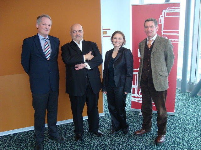 Hödl (Wiener Linien), Pedro Cabrita Reis, Taig (KÖR) und Kurator Richter eröffnen die Kunstnstallation.