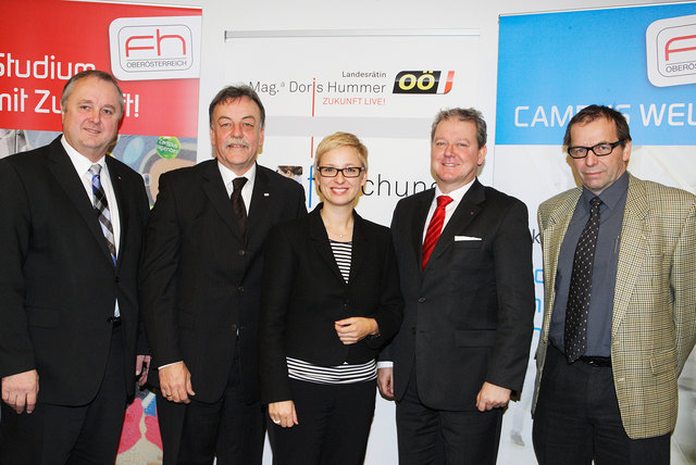 Karl Weidlinger (Vorsitzender der OÖ Bauindustrie), Gerald Reisinger (Geschäftsführer der FH OÖ), Doris Hummer (Bildungs-Landesrätin), Norbert Hartl (Landesinnungsmeister Bau OÖ) und Günther Hendorfer (Dekan FH OÖ Fakultät Wels) (v.l.). | Foto: Land OÖ/Liedl