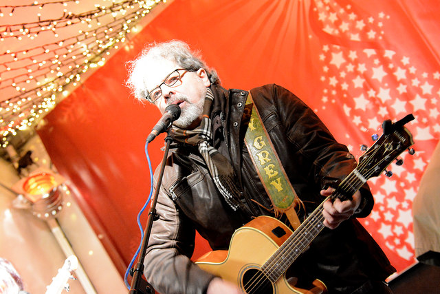 Entertainer: Dieter Rudelsdorfer alias Derry Grey wie man ihn schätzt und kennt: Mit der Gitarre der Bühne.