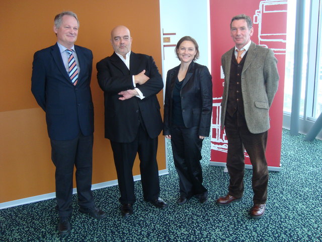 Hödl (Wiener Linien), Pedro Cabrita Reis, Taig (KÖR) und Kurator Richter eröffnen die Kunstnstallation.
