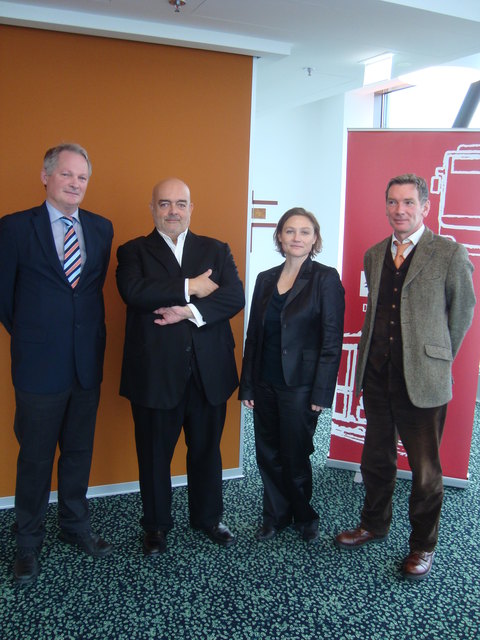 Hödl (Wiener Linien), Pedro Cabrita Reis, Taig (KÖR) und Kurator Richter eröffnen die Kunstnstallation.
