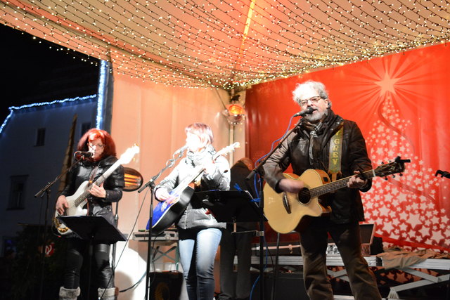 Okemah live in der Adventstadt Leoben: Sonja Kemperle, Ines Wurzer und Derry Grey (v.l.).