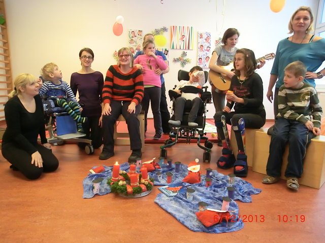 Die Kinder und Jugendlichen der Tagesgruppe nutzen den Advent, um sich singend auf das Weihnachtsfest einzustimmen. | Foto: privat