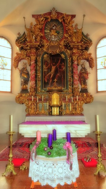 Der Hochaltar der Pfarrkirche Mauterndorf, dem hl. Bartholomäus geweiht, wurde von Gregor Sapser (1702) geschaffen. Das Bild des Hl. Bartholomäus wurde von Johann Friedrich Pereth (1686) gemalt. Die linke Konsolfigur zeigt die hl. Theresa von Avila, die rechte Figur stellt Katharina von Siena dar.