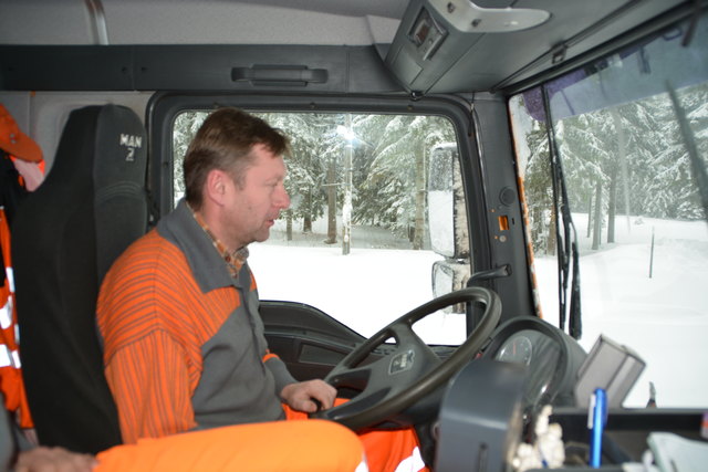 Straßenmeisterei-Mitarbeiter Franz Kraft an seinem Arbeitsplatz, im Cockpit des 350 PS starken Schneepflugs.