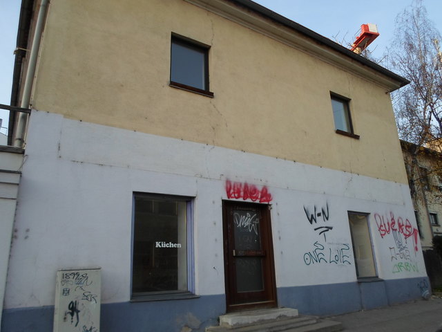 Dieses Haus an der Nordbahnanlage 1 trägt nicht gerade zu einem schönen Stadtbild bei. | Foto: Matthias Zechmeister