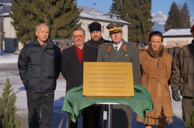 Historiker Mooslechner (li.) und Militärkommandant Salzburg Hufler (4.v.l.) vor der Gedenktafel.