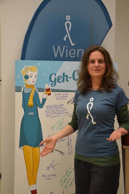 Fußgängerbeauftragte Petra Jens diskutiert beim "Geh-Café" mit Interessierten. | Foto: Mobilitätsagentur