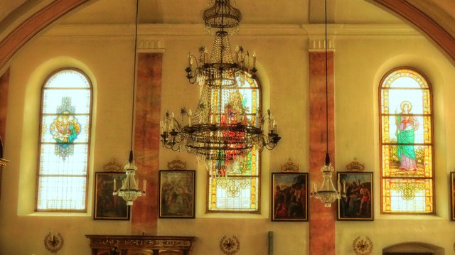 Licht strömt durch die Südseite der Kirche ins Innere