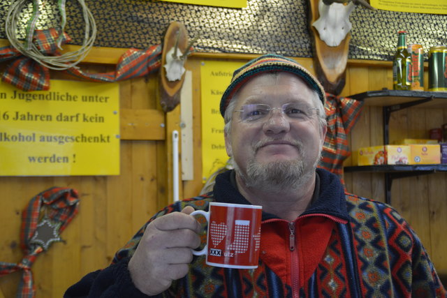 Braut das heiße Getränk selbst: Walter Stamminger von der Tagesstätte.