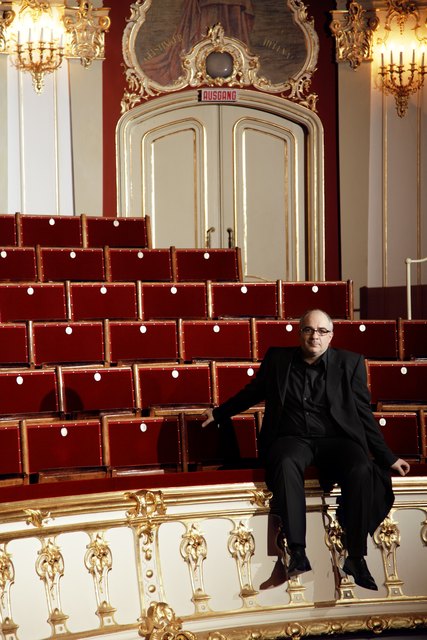 Michael Niavarani erhält den Nestroyring 2014.