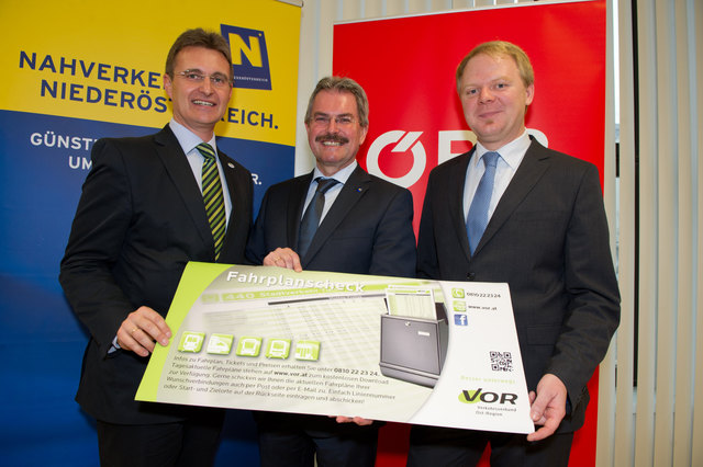 Wolfgang Schroll, Karl Wilfing und Michael Fröhlich (v.l.) präsentieren die neuen Fahrpläne. | Foto: VOR