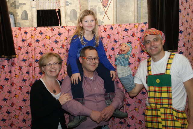 Sabina, Lisa und Claus Wolkerstorfer mit Kasperl und Franz Rosenthaler von der Puppenkistlbühne Linz-Urfahr