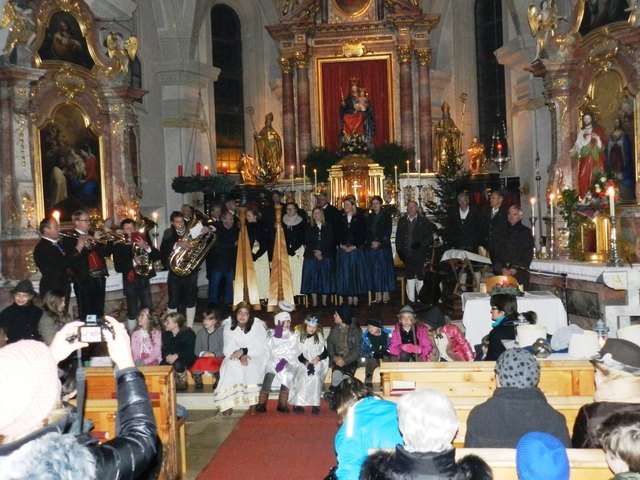 Sprecher Rudi Krauße, Musikanten, SängerInnen und die KAPA-Kinder als Hirtenspieler bereiteten den Zuhörern beim 17. Kirchdorfer Adventsingen in der Pfarrkirche St. Stefan eine besinnliche Stunde