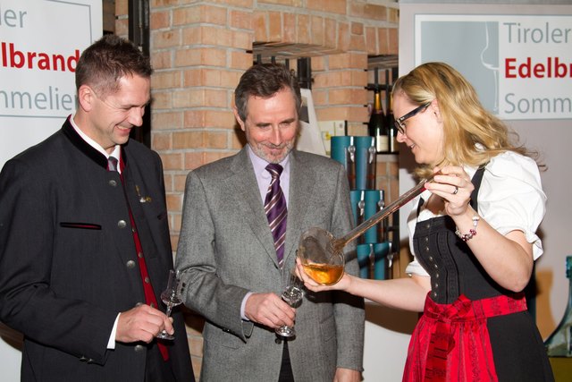 Die erste Kostprobe des Signum goss Nina Mair (r.) LK-Direktor Richard Norz (m.) und Edelbrandsommelier Arno Pauli (l.) ins Schnapsglas. | Foto: LK Tirol