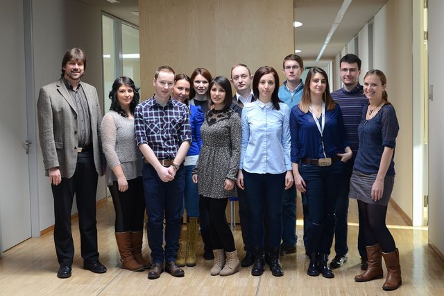Der Leiter des UMIT-Departments für Public Health und HTA Uwe Siebert (l.) und die Mobility Managerin Christina Kurzthaler (r.) betreuen in den kommenden Monaten mit dem Department-Team zwölf ERAWEB-Austauschstudierende aus Albanien, Mazedonien, Montenegro und Serbien. Die Studierenden belegen Teile des UMIT-Studienprogrammes, arbeiten an wissenschaftlichen Projekten mit und sollen so langfristig zur Qualitätssteigerung der öffentlichen Gesundheitssysteme in den Balkanländern beitragen. | Foto: UMIT/Kern