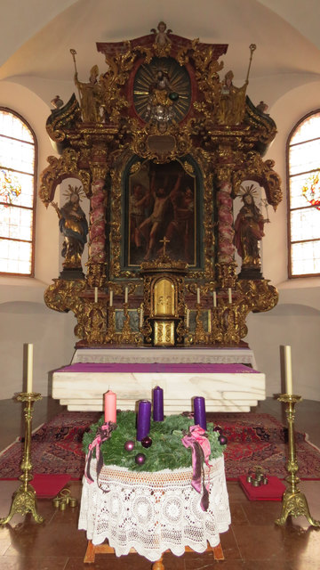 Der Hochaltar kam 1961 aus der Barbara-Spitalskirche von Tamsweg. Der Altar wurde 1702 von Gregor Sapser aus Tamsweg errichtet und zeigt das Bild des Hl. Bartholomäus
