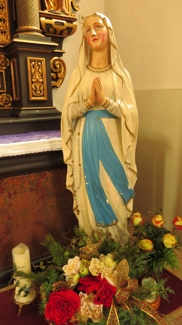 Marienstatuevor dem rechten Seitenaltar