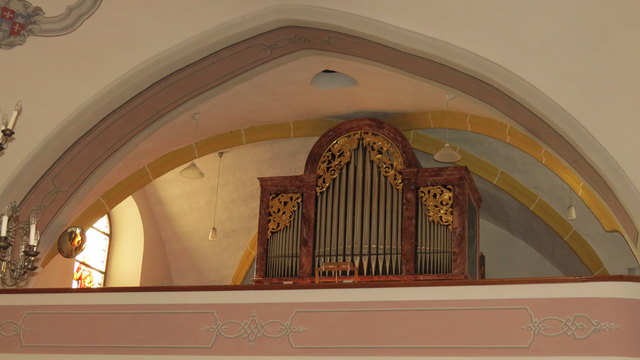Die Orgel der Pfarrkirche, gebaut durch Matthias Mauracher im Jahre 1870, sie hat 2 Manuale und etwa 1000 Pfeifen.