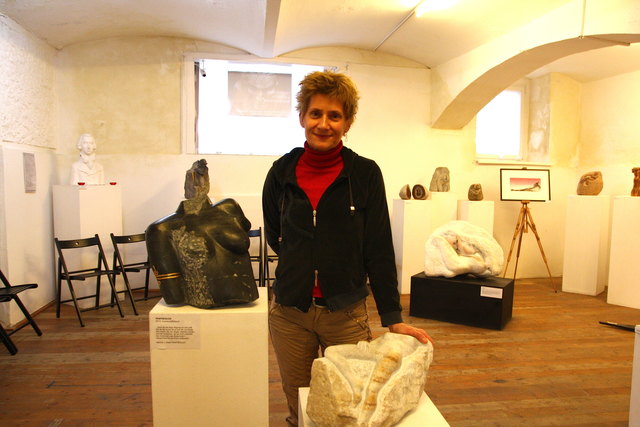 Sabine Pleyel zeigt in ihrem Atelier in der Sobieski-Gasse Skulpturen aus Stein und Bronze, Radierungen oder Animationsfilme.