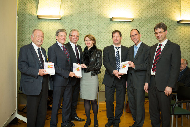 Herausgeber Karl Anderwald, Landeshauptmann Peter Kaiser, Landttagspräsident Reinhart Rohr, Landesrätin Gaby Schaunig, Herausgeber Karl Hren und Peter Filzmaier und vom Hermagoras Verlag Hanzi Flipic