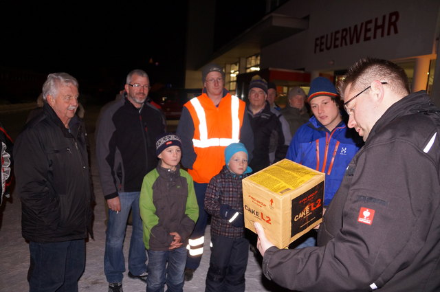 Experte Christoph Riedl führte die verschiedenen Feuerwerksprodukte vor.