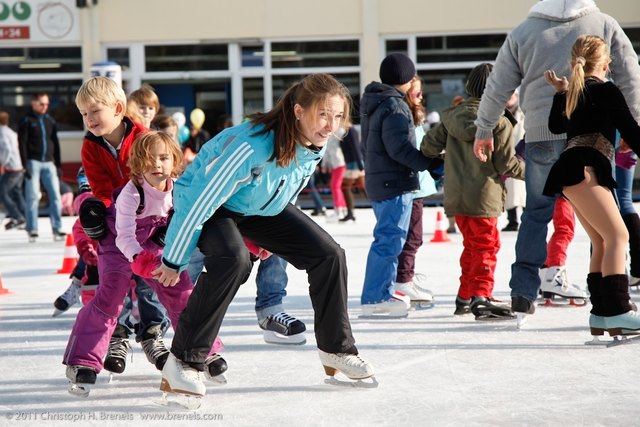 Am Eisring Süd können Kids zu heißen Rhythmen Schlittschuh laufen. So wird das Warten aufs Christkind zum Vergnügen.