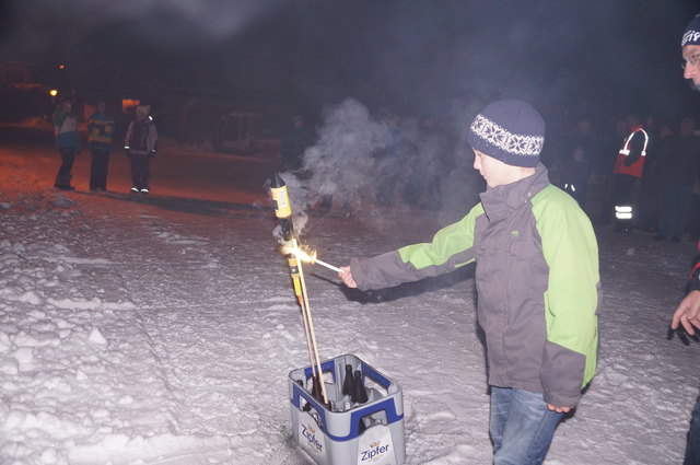 Fixierte Flaschen sind eine einfach herzustellende Abschussrampe, alles andere kann gefährlich werden.