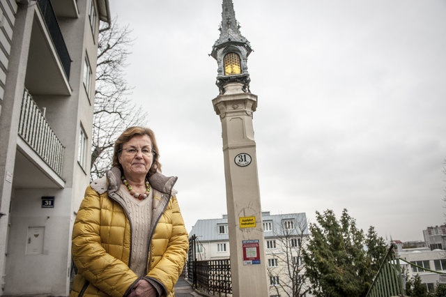 Die Buchrestaurateurin Ilse Mühlbacher setzt sich für die Renovierung der Laterne aus dem 19. Jahrhundert ein.
