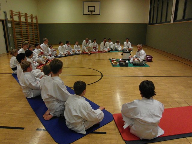 Sensai Josef Renz mit den St. Veiter Karate-Kids bei der Teezeremonie.