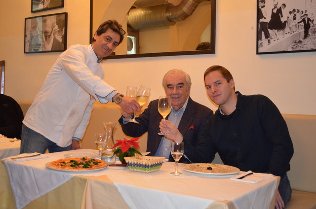 Koch Massimo Hamouda (l.) mit Freihausviertel-Chef Karl Raab (m.) und bz-Redakteur Peter Ehrenberger. | Foto: Foto: Czyz
