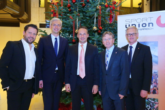 Mike Süsser (ganz links) war als guter Freund und Ernährungscoach von Wasserskispringer
Daniel Dobringer (Mitte) mitgekommen. Michael Strugl, UNION‐Präsident Schiefermair und Sportlicher
Leiter Hubert Lang holten sich auch Tipps und Tricks vom prominenten Profikoch. | Foto: Cityfoto/Pelzl