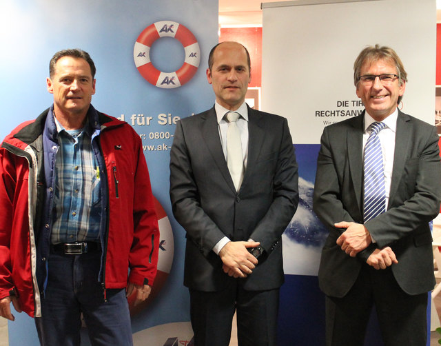 Kammerrat Hannes Urban, Rechtsanwalt Mag. Martin J. Moser und der Leiter der AK Kufstein, MMag. Georg Ritzer. | Foto: AK Tirol