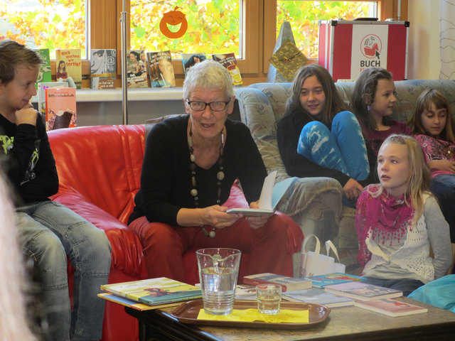 Autorin Jutta Treiber machte den Schulkindern mit Auszügen aus ihren Büchern Lust aufs Lesen.