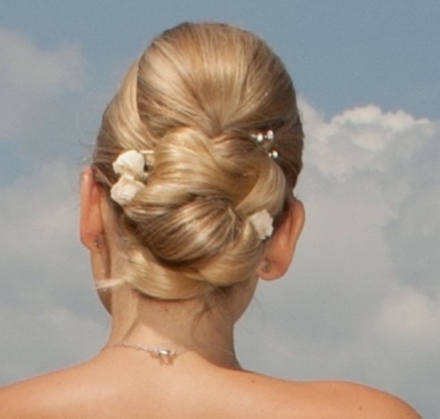 Steckfrisuren in allen Variationen wirken edel.