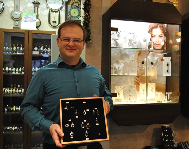 Neben einem großen Angebot an Uhren und Eheringen gehört trendiger Schmuck zum Sortiment von Markus Steigerstorfer. | Foto: Dörfel